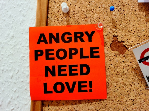 12 von 12 im Januar 2023: Aufkleber "Angry People Need Love"