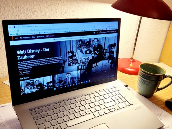 Ein Laptop auf einem Schreitisch, auf dem Screen die arte-Mediathek mit einem Porträt über Walt Disney