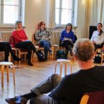Ausbildung zum NLP-Practitioner: Teilnehmende sitzen im Stuhlkreis