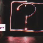 Fragetechniken im Coaching: Ein Fragezeichen leuchtet in Neonschrift