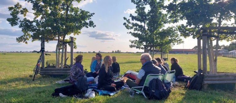 Read more about the article ifapp-Supervision auf dem Tempelhofer Feld: Picknick mit Zeitmaschine