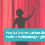 3 Silhouetten vor einem roten Theatervorhang: Was ist die Verbindung zwischen Improvisationstheater und NLP?